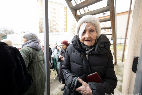 Блок на льготу: как калининградских пенсионеров поставили в очередь за карточками (фото) Блок на льготу: как калининградских пенсионеров поставили в очередь за карточками (фото)