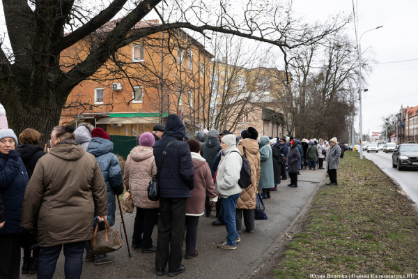 Блок на льготу: как калининградских пенсионеров поставили в очередь за карточками (фото) Блок на льготу: как калининградских пенсионеров поставили в очередь за карточками (фото)