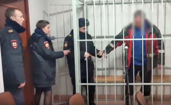 В Советске отец срезал плоскогубцами накладные ногти 13-летней дочери В Советске отец срезал плоскогубцами накладные ногти 13-летней дочери