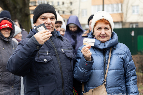 Блок на льготу: как калининградских пенсионеров поставили в очередь за карточками (фото) Блок на льготу: как калининградских пенсионеров поставили в очередь за карточками (фото)