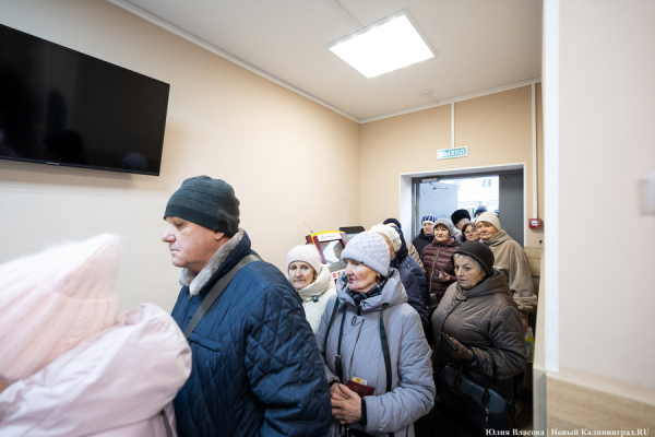 Блок на льготу: как калининградских пенсионеров поставили в очередь за карточками (фото) Блок на льготу: как калининградских пенсионеров поставили в очередь за карточками (фото)