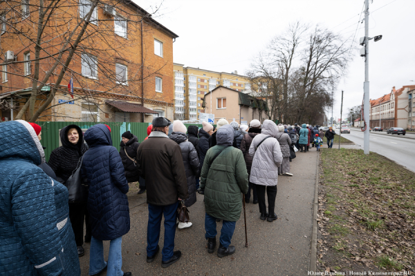 Блок на льготу: как калининградских пенсионеров поставили в очередь за карточками (фото) Блок на льготу: как калининградских пенсионеров поставили в очередь за карточками (фото)
