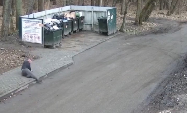 В Светлогорске падающей женщине вызвали скорую по видео В Светлогорске падающей женщине вызвали скорую по видео