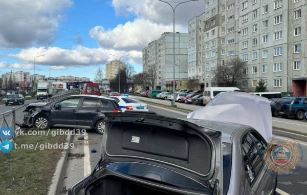 «Субару» пробила забор от удара о БМВ на улице Гайдара «Субару» пробила забор от удара о БМВ на улице Гайдара