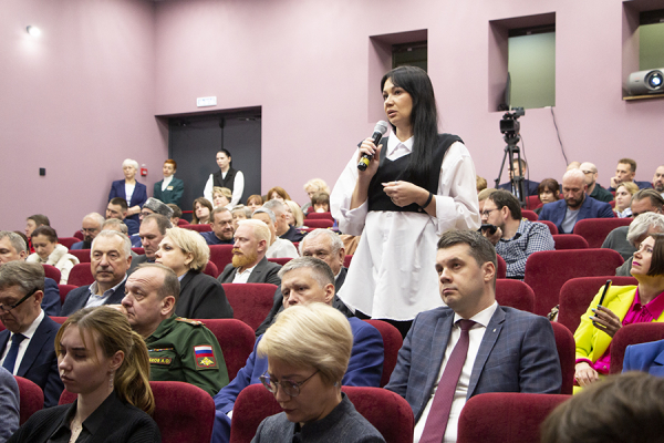 На сцене «двое плюс один»: как Дятлова и Аминов депутатам отчитывались (фото) На сцене «двое плюс один»: как Дятлова и Аминов депутатам отчитывались (фото)
