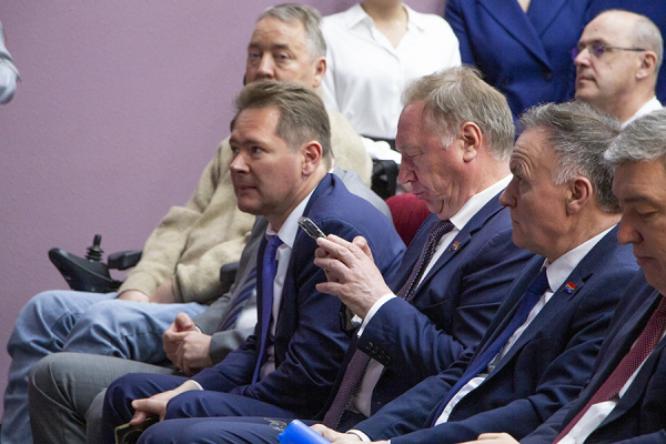 На сцене «двое плюс один»: как Дятлова и Аминов депутатам отчитывались (фото) На сцене «двое плюс один»: как Дятлова и Аминов депутатам отчитывались (фото)