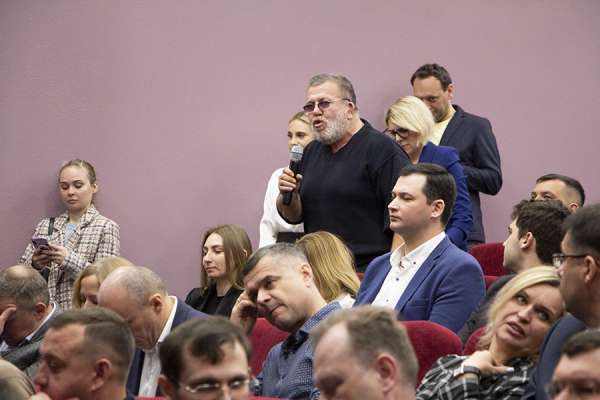 На сцене «двое плюс один»: как Дятлова и Аминов депутатам отчитывались (фото) На сцене «двое плюс один»: как Дятлова и Аминов депутатам отчитывались (фото)