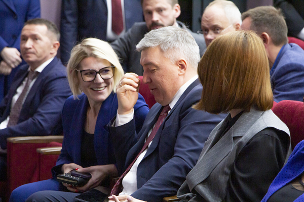 На сцене «двое плюс один»: как Дятлова и Аминов депутатам отчитывались (фото) На сцене «двое плюс один»: как Дятлова и Аминов депутатам отчитывались (фото)