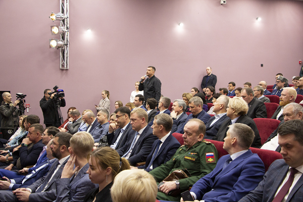 На сцене «двое плюс один»: как Дятлова и Аминов депутатам отчитывались (фото) На сцене «двое плюс один»: как Дятлова и Аминов депутатам отчитывались (фото)