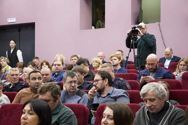 На сцене «двое плюс один»: как Дятлова и Аминов депутатам отчитывались (фото) На сцене «двое плюс один»: как Дятлова и Аминов депутатам отчитывались (фото)
