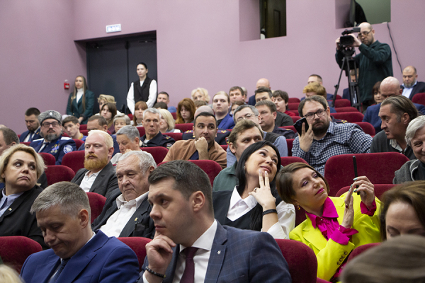 На сцене «двое плюс один»: как Дятлова и Аминов депутатам отчитывались (фото) На сцене «двое плюс один»: как Дятлова и Аминов депутатам отчитывались (фото)