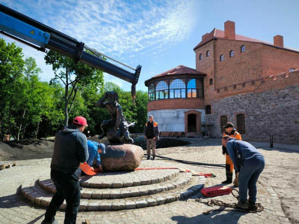 У замка в Калининградской области приземлился Мюнхгаузен