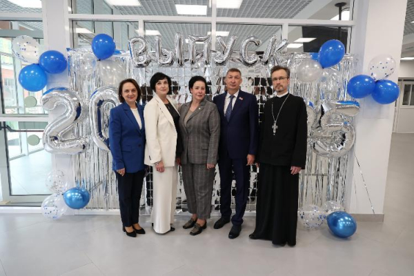 В добрый путь, выпускники! В добрый путь, выпускники!