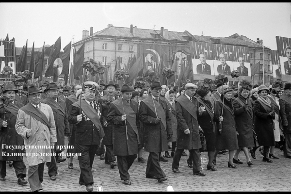 Свободная зона и спасение Фридрихсбургских ворот: о чем писали газеты 35 лет назад Свободная зона и спасение Фридрихсбургских ворот: о чем писали газеты 35 лет назад