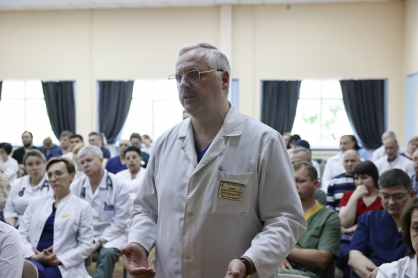 Ангиограф, ЧМ-2018 и брусчатка: о чем поговорил губернатор с медработниками в БСМП