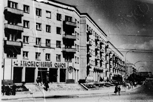 Выборы президента, комсомольский бизнес и незнакомец Кузя: о чем писали газеты 35 лет назад
