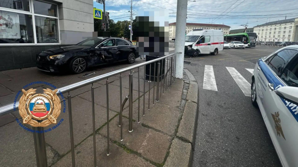 В центре Калининграда пассажир скорой получил травму в ДТП с Mercedes В центре Калининграда пассажир скорой получил травму в ДТП с Mercedes