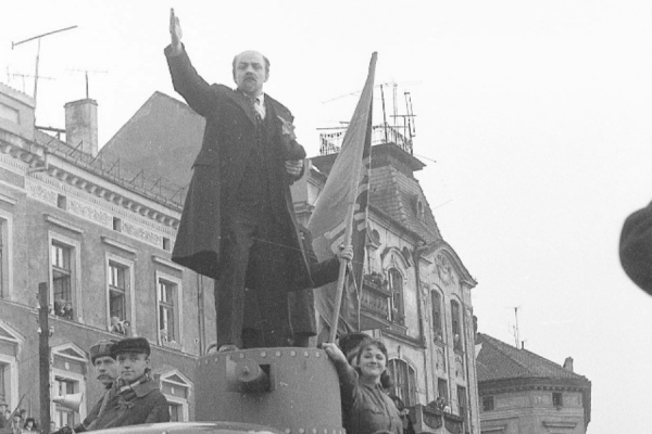 Ленин как товар и трусы для покойников: о чем писали газеты 35 лет назад Ленин как товар и трусы для покойников: о чем писали газеты 35 лет назад