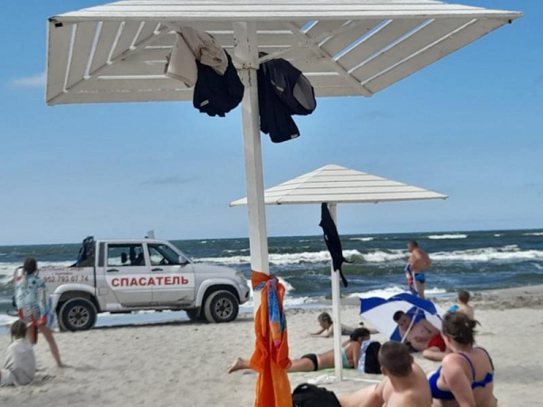 В Балтийске спасатели срочно выгоняют людей из моря В Балтийске спасатели срочно выгоняют людей из моря