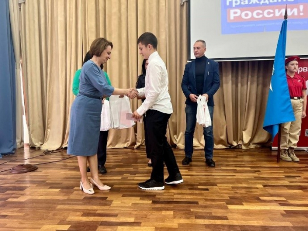 Торжественное вручение паспортов Российской Федерации в школе № 38 Торжественное вручение паспортов Российской Федерации в школе № 38