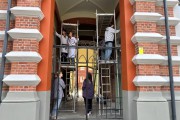 На историческом доме в Черняховске начали работы по сохранению росписи в подъездной арке (фото)
На историческом доме в Черняховске начали работы по сохранению росписи в подъездной арке (фото)