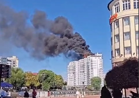 В центре Калининграда внезапно вспыхнуло высотное здание
