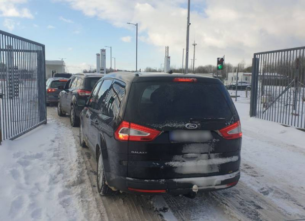 Поляк орал на немцев за вывоз янтарных бус из Калининградской области