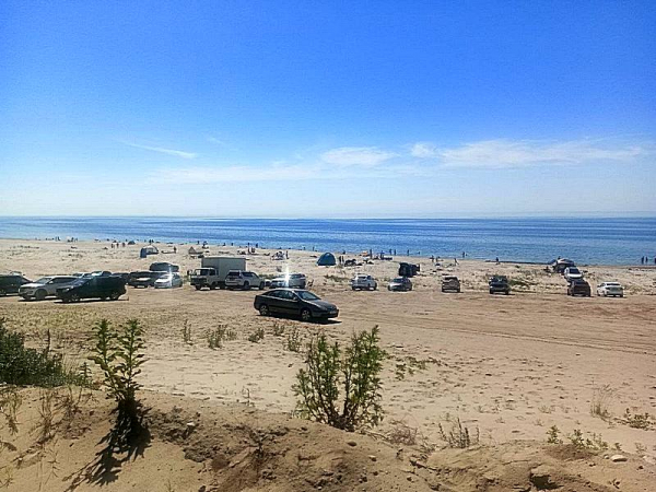 На этом пляже под Калининградом сотни машин просто стоят у воды