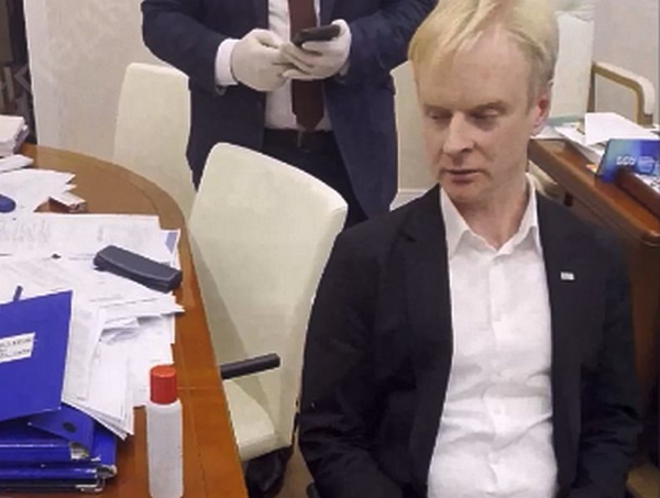 &laquo;Это не мои&raquo;: появилось видео задержания ректора БФУ в Калининграде