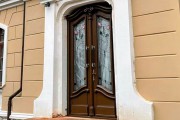 В доме-памятнике напротив крайсхауса в Железнодорожном установили историческую дверь с витражом (фото)
В доме-памятнике напротив крайсхауса в Железнодорожном установили историческую дверь с витражом (фото)