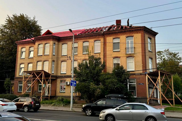 На крыше дома-памятника на проспекте Мира в Калининграде уложат фальц и черепицу
На крыше дома-памятника на проспекте Мира в Калининграде уложат фальц и черепицу